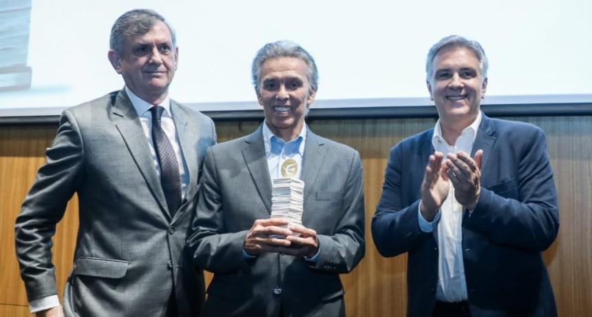 Llaryora particip&oacute; de la entrega de los Premios Perfil C&oacute;rdoba 2026.